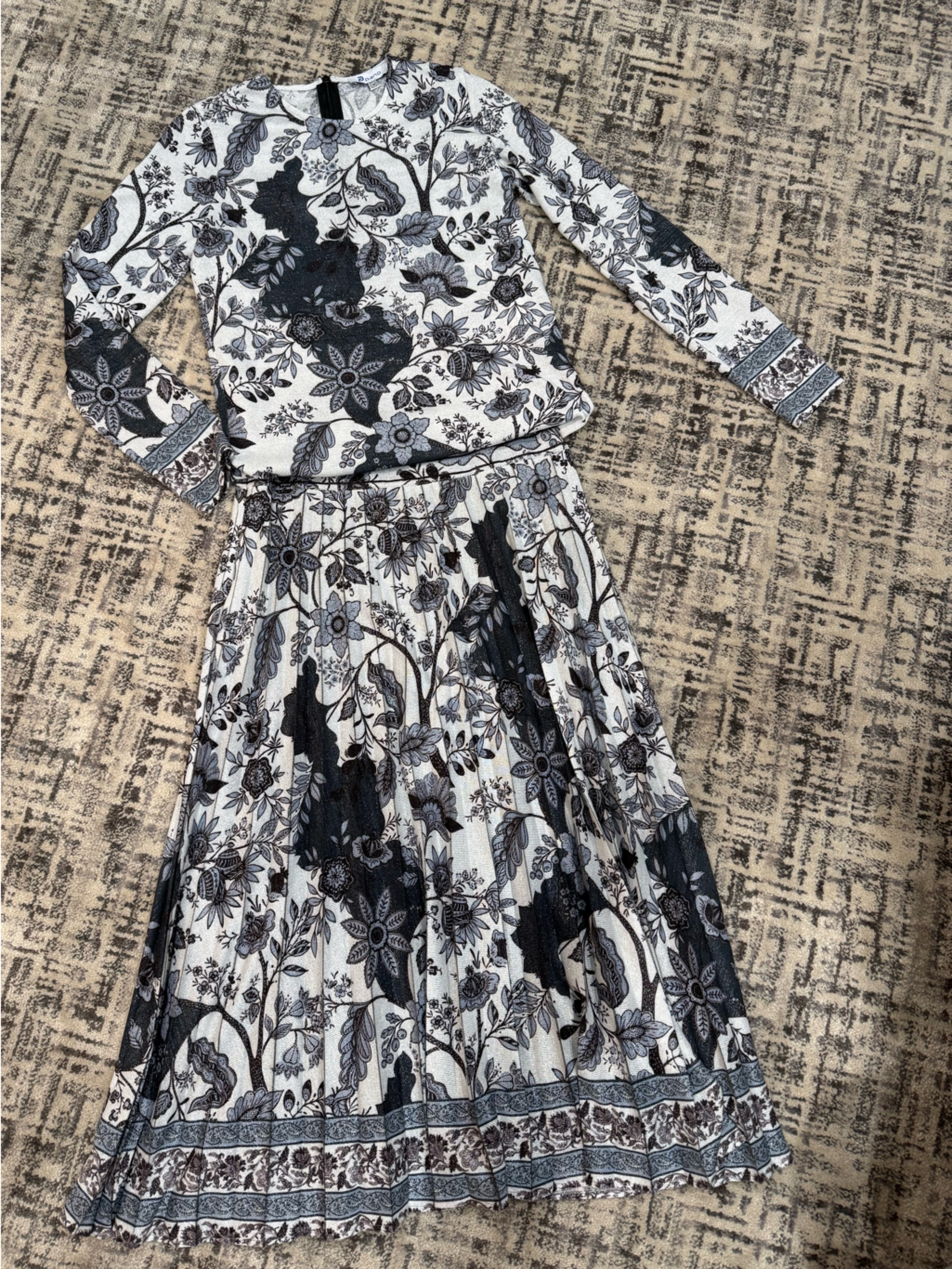 Floral Pleated Set In Black And Gray